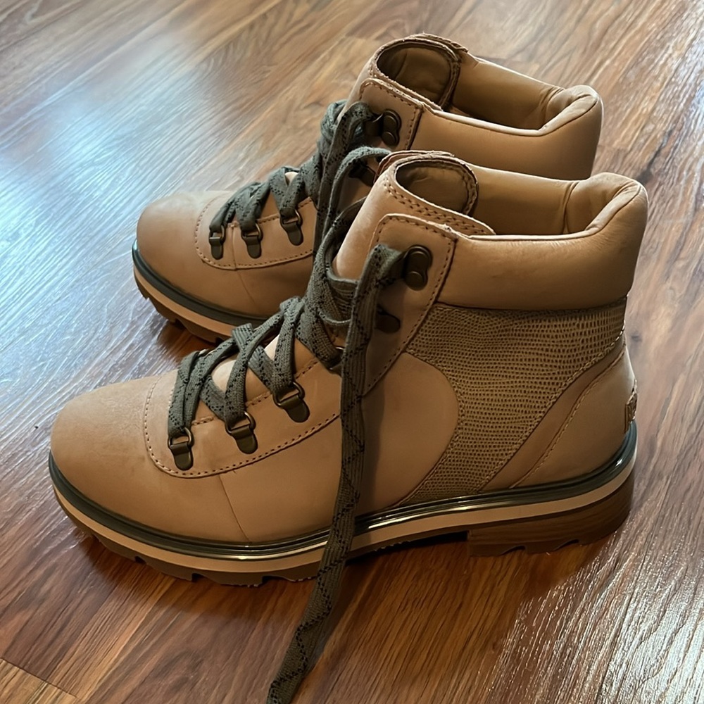 NWOT Sorel Waterproof Hiking Boot - Picture 2 of 6